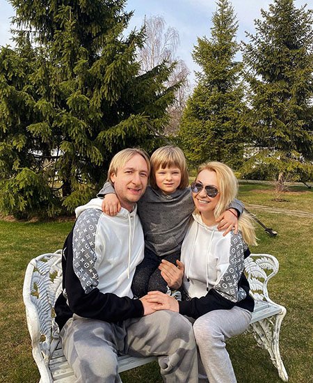 Евгений Плющенко и Яна Рудковская с сыном Сашей