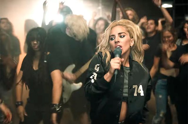 Леди Гага в клипе на песню Perfect Illusion