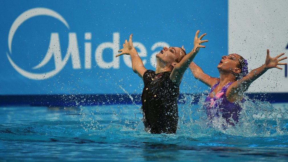 Танцуют синхронно. Билл Мэй синхронное плавание. Водные виды спорта победа.