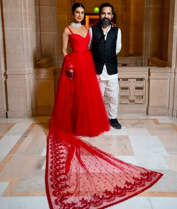 https://www.redcarpet-fashionawards.com/wp-content/uploads/2018/12/Priyanka-Chopra-In-Christian-Dior-Haute-Couture-Sabyasachi-Hindu-Wedding-Reception.jpg