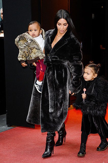 Ким Кардашьян с сыном Сейнтом и дочкой Норт