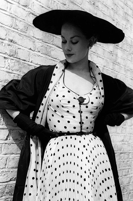 Модель в платье Victor Stiebel, 1952 год
