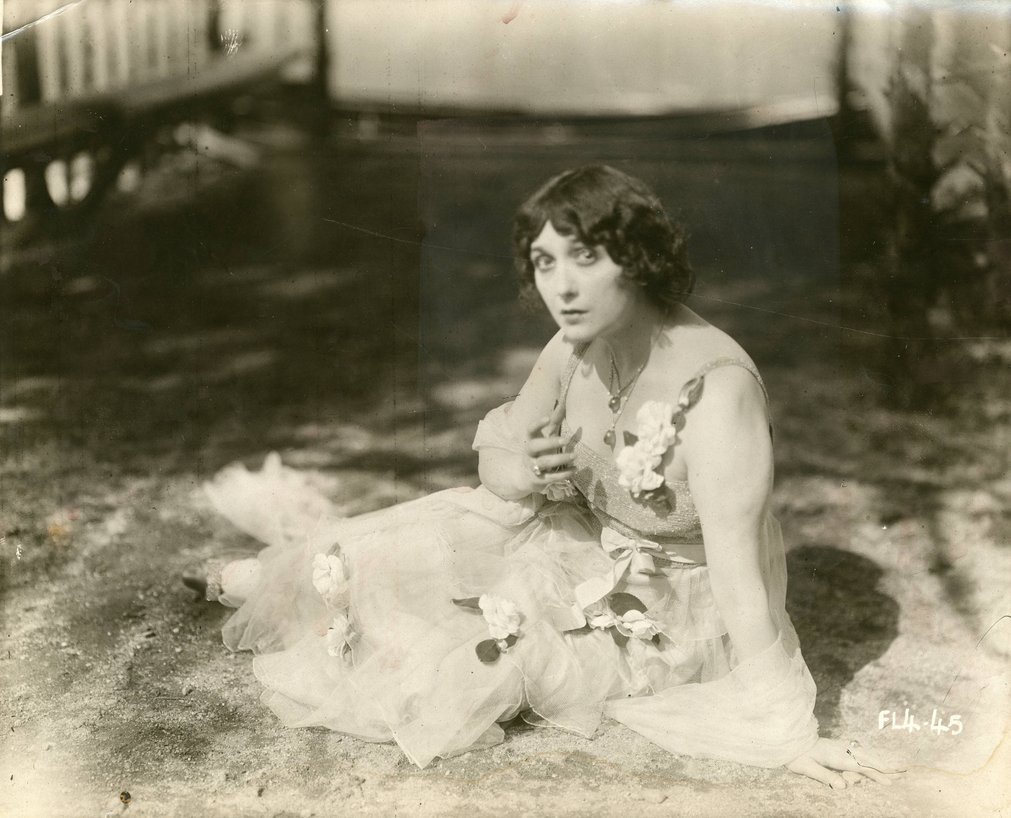 File:Silent film actress and opera singer Lina Cavalieri (SAYRE 19545).jpg  - Wikimedia Commons