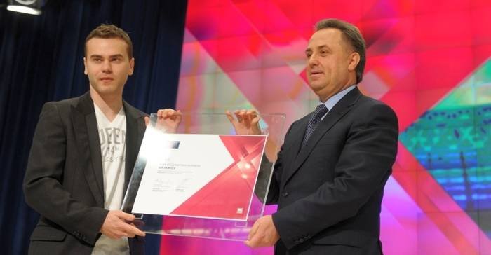 Игорь Акинфеев (слева) получает из рук Виталия Мутко сертификат посла ЧМ-2018