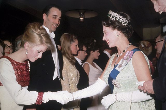 Катрин Денев в платье с вышивкой на встрече с королевой в 1966 году
