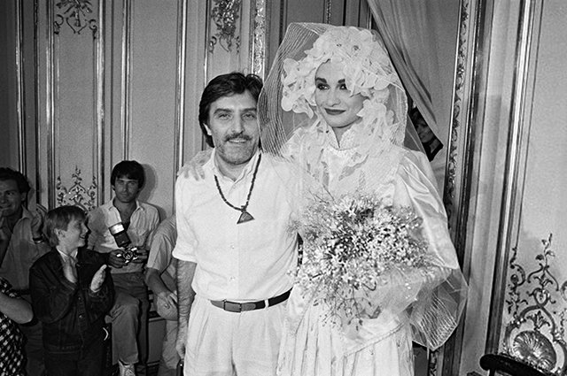 Эмануэль Унгаро на показе с моделью, 1981 год