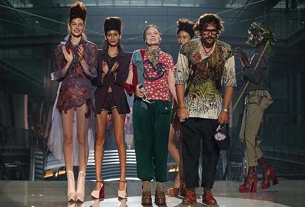 дефиле Vivienne Westwood на неделе моды в париже ss 2014 - финал
