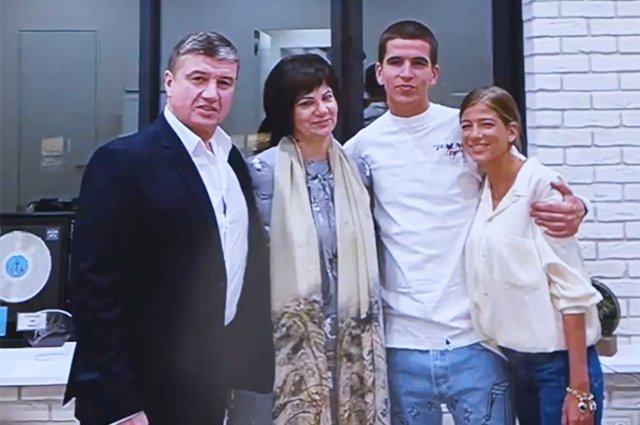 Feduk с родителями и возлюбленнной Сашей