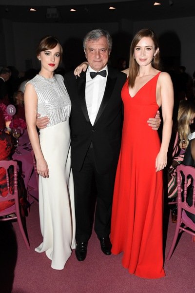 Дакота Джонсон и Эмили Блант с представителем Dior