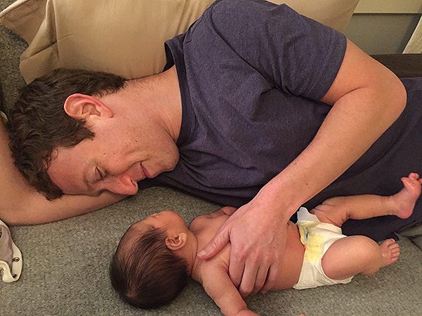 Марк Цукерберг с новорожденной дочерью