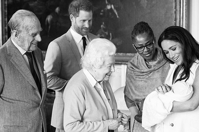 Королева Елизавета II знакомится с сыном прина Гарри и Меган Маркл 