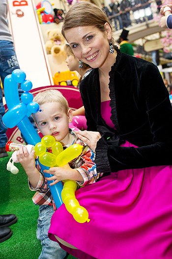 Наталья Лесниковская с сыном Егором на открытии детского универмага