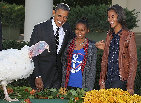 Барак Обама с дочками Сашей и Малией на церемонии помилования индейки