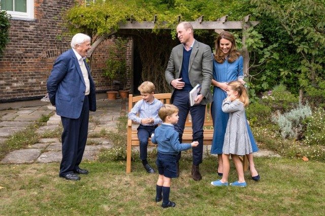 Дэвид Аттенборо, принц Уильям и Кейт Миддлтон с детьми