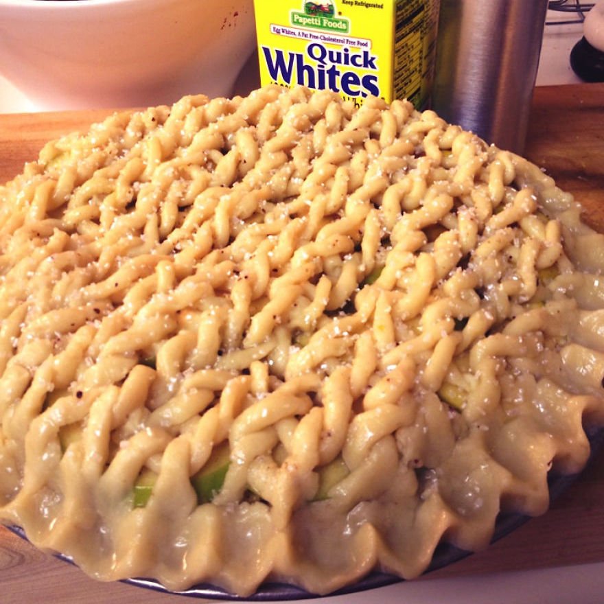 Как только весь пирог будет покрыт вязаной корочкой, смело отправляйте его в духовку.