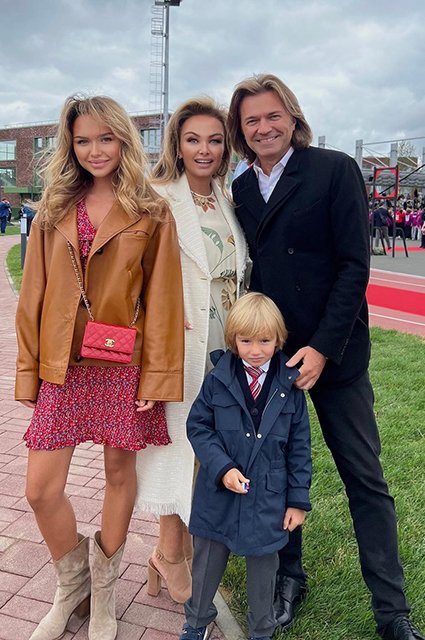 Дмитрий Маликов с женой и детьми