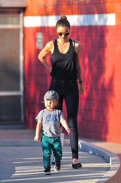 Миранда Керр в Лос-Анджелесе на прогулке с сыном Флинном