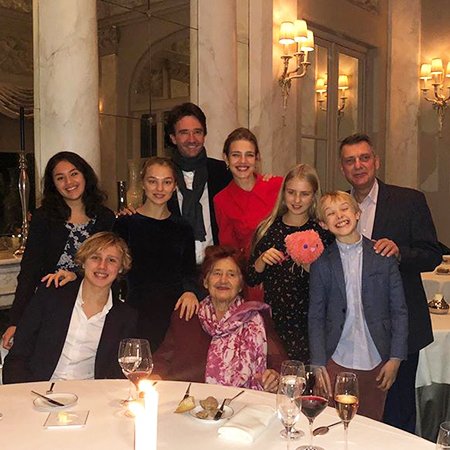 Наталья Водянова с семьей на 89-летии своей бабушки (на фото — в центре стола)