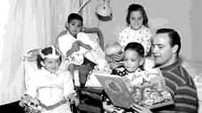 Актер Марлон Брандо читает «Сказки матушки Гусыни» больным полиомиелитом детям в ортопедической больнице в Лос-Анджелесе, 1956 год
