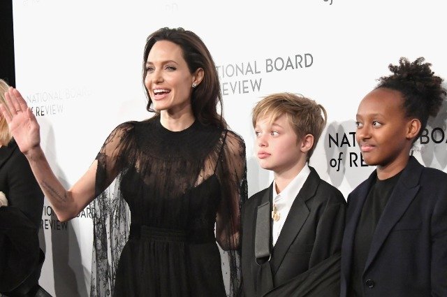 Анджелина Джоли с сыном Ноксон и дочерью Захарой