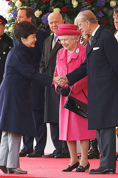 Пак Кын Хе, королева Елизавета II и принц Филипп
