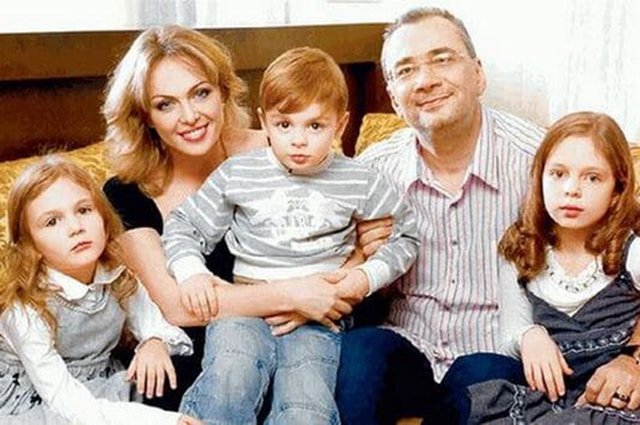 Яна Сумм и Константин Меладзе с детьми