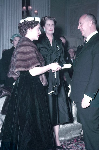 Принцесса Маргарет на встрече с Кристианом Диором, 1954 год
