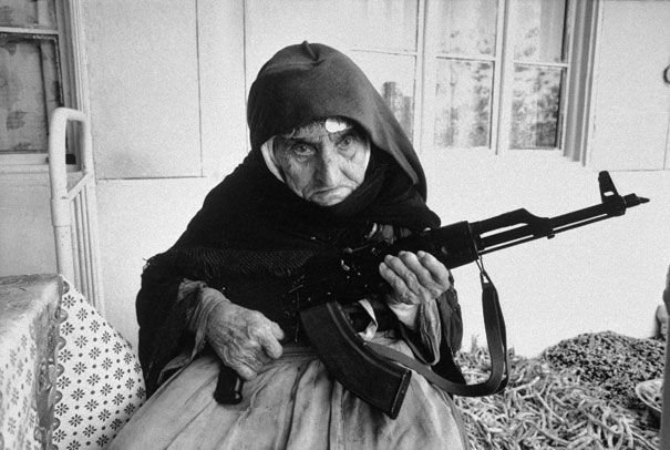 106- летняя Армянская женщина на защите своего дома. 1990 год.