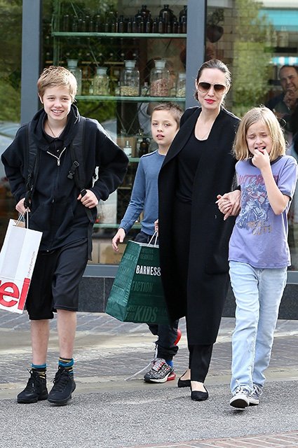 Анджелина Джоли с детьми 