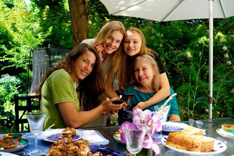 Наталья Водянова с матерью Ларисой и сестрами Дженной (слева) и Кристиной (справа)