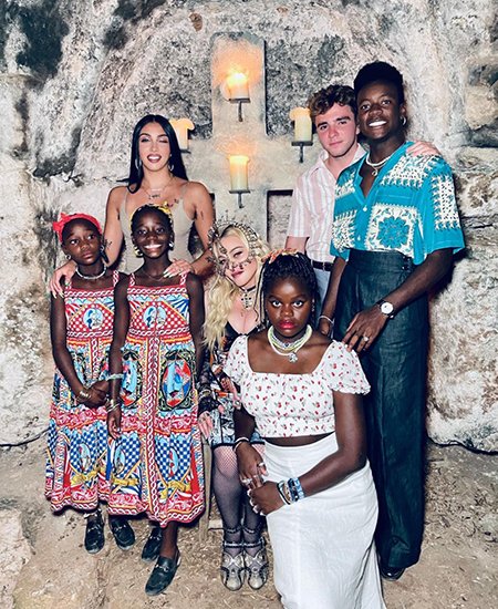 Мадонна с дочерьми Лурдес Леон, Стеллой, Эстер и Мерси Джеймс и сыновьями Рокко и Дэвидом