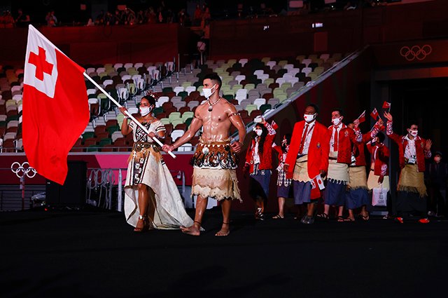 Сборная Королевства Тонга на церемонии открытия Олимпийских игр в Токио 