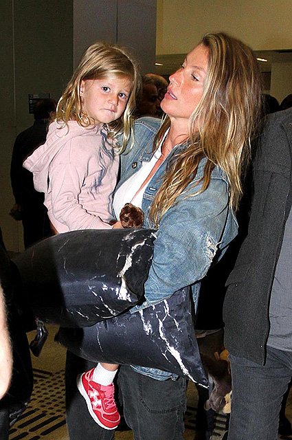 Жизель Бундхен в аэропорту с дочерью