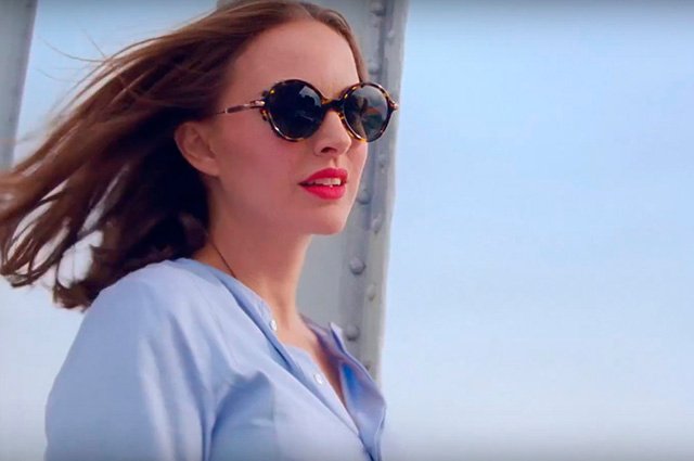 Натали Портман в кадре из рекламного видео Miss Dior