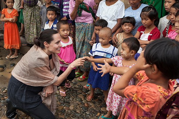 Анджелина Джоли во время благотворительной миссии
