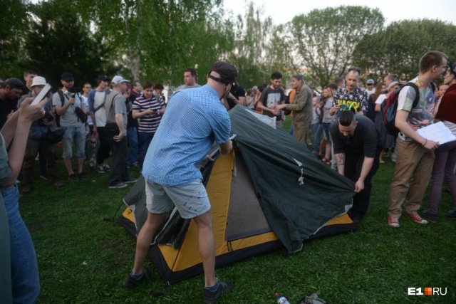 А это палатка протестующих