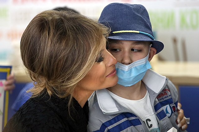 Мелания Трамп с ребенком из больницы