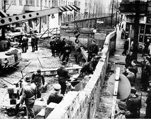 Возведение Берлинской стены . 1961 год