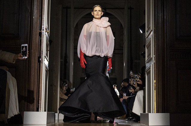 Стелла Теннант на показе Valentino Haute Couture весна-лето — 2020 в рамках Недели моды в Париже