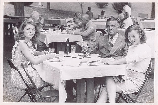 Жаклин с отцом Джоном Бувье и младшей сестрой Лу