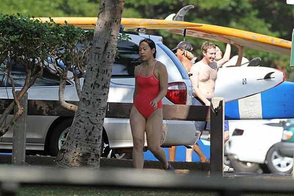 Марк Цукерберг с женой Присциллой Чан на Гавайях
