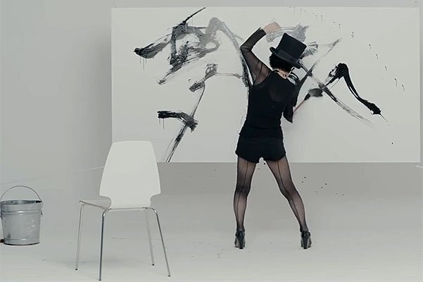 Йоко Оно в клипе Bad Dancer