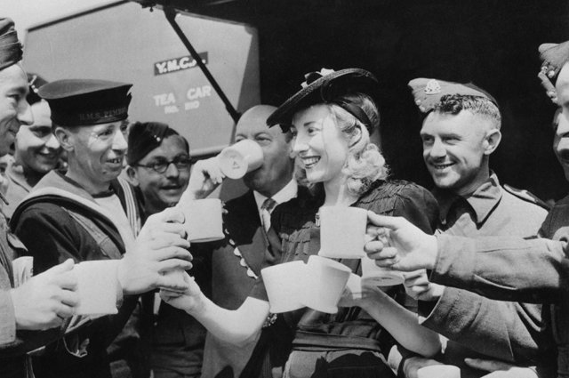 Вера Линн с британскими солдатами в 1942 году