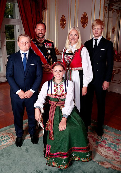 https://www.hellomagazine.com/imagenes/royalty/2019090277173/princess-ingrid-alexandra-norway-confirmation/0-373-600/princess-ingrid-family-portrait-a.jpg