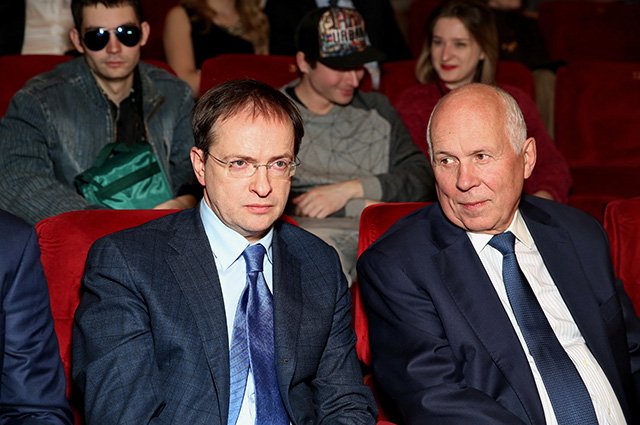 Владимир Мединский (слева)