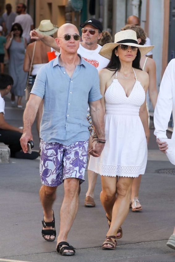 Lauren Sanchez 2019 : Lauren Sanchez and Jeff Bezos on vacationing in St Tropez-06