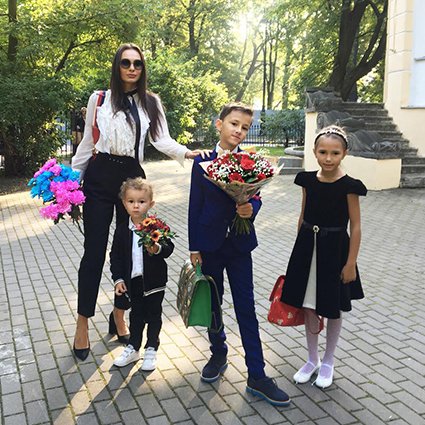 Инна Жиркова с сыновьями Даниилом и Дмитрием и дочерью Миланой