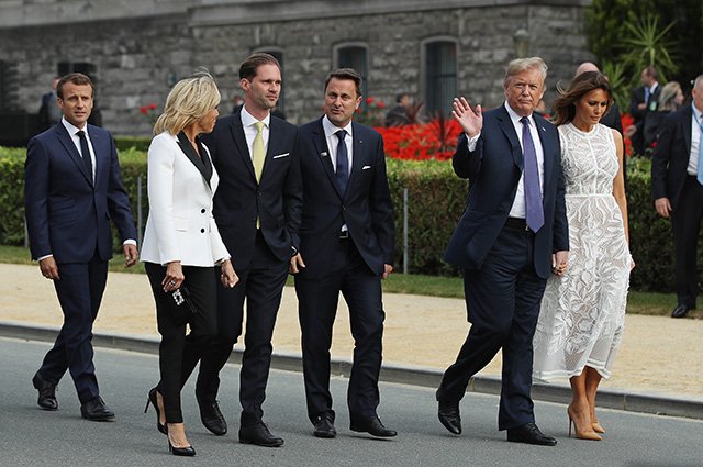 Эммануэль и Брижит Макрон, Дональд и Мелания Трамп с участниками саммита