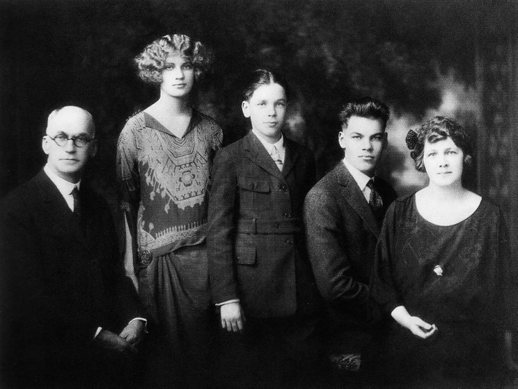 Семья Миллер, 1923 год/CORRIDORS