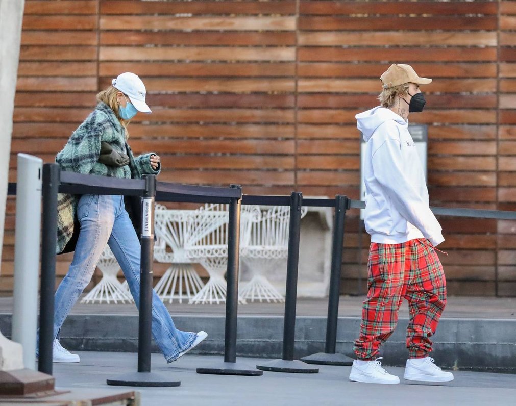 Hailey Bieber 2020 : Hailey Bieber and Justin Bieber – Christmas shopping at Maxfield in West Hollywood-17